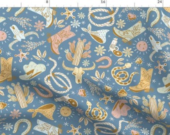 Può includere: Un motivo senza cuciture che presenta una varietà di illustrazioni a tema western su uno sfondo blu chiaro. Il motivo include cactus, serpenti, ferri di cavallo, stivali da cowboy, stelle e altro ancora.