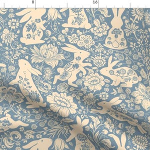 Può includere: Un motivo floreale blu e bianco con coniglietti e fiori. Il motivo è un design ripetitivo e perfetto per tessuti, carta da parati o altri progetti di arredamento per la casa.