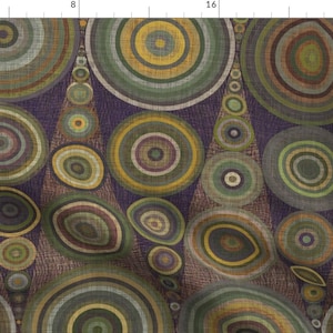 Puede incluir: Un fondo morado con un patrón repetitivo de círculos concéntricos en tonos de verde, marrón y amarillo. Los círculos se superponen entre sí, creando una sensación de profundidad y dimensión.
