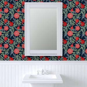 Avtagbar tapet med granatäpplemotiv - Sommarbotaniska granatäpplen - Väggkonst Väggdekor - Granatäpplen på marinblått av lavish_season bild 8