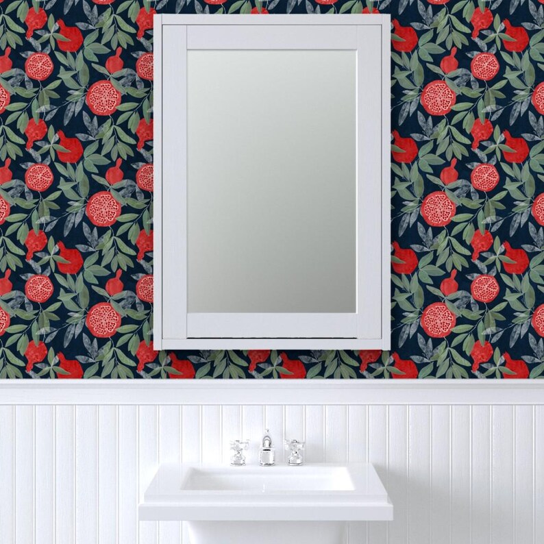 Avtagbar tapet med granatäpplemotiv - Sommarbotaniska granatäpplen - Väggkonst Väggdekor - Granatäpplen på marinblått av lavish_season bild 8