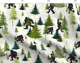 Peut inclure: Un fond blanc avec un motif répété d'arbres de pin verts et de silhouettes noires de Bigfoot. Les Bigfoot sont dans diverses poses, marchant, debout et atteignant.