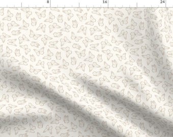 Könnte beinhalten: Ein weißer Stoff mit einem sich wiederholenden Muster aus beigefarbenen Schmetterlingen. Die Schmetterlinge sind ein schlichtes, minimalistisches Design.