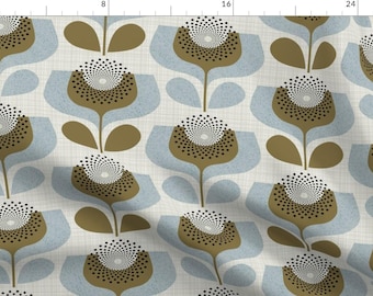 Op de afbeelding: Een herhalend patroon van gestileerde bloemen in bruin-, wit- en blauwtinten op een lichtbeige achtergrond. De bloemen hebben een retro-ontwerp met gestippelde centra en bloembladachtige vormen.