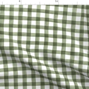 Könnte beinhalten: Ein grüner und weißer Gingham-Stoff mit einem dezenten Aquarell-Effekt. Der Stoff ist in einem karierten Muster mit abwechselnd grünen und weißen Quadraten gewebt.