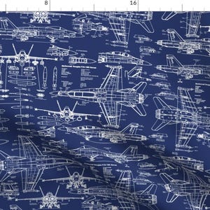 以下が含まれることがあります： ネイビーブルーの生地に、マクドネル・ダグラスF/A-18ホーネットを含む戦闘機の白い技術図面が描かれています。詳細な青写真は、航空機のさまざまなビューとコンポーネントを示しており、航空愛好家に適しています。