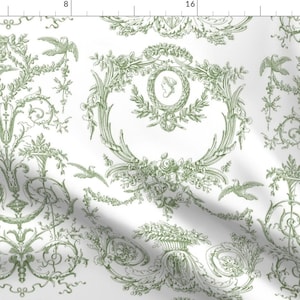 Puede incluir: Una tela blanca con un patrón repetido de diseños florales y de desplazamiento verdes. El patrón incluye pájaros y una cresta decorativa.