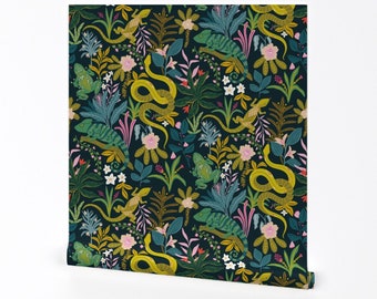 Reptilia Wallpaper - Jungle Reptielen door Aliz Arteta - Zwart Groene Tropische Bladeren Vet Verwijderbare Zelfklevende Wallpaper Roll door Spoonflower