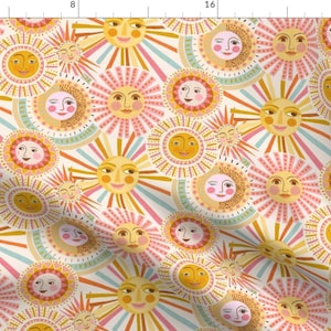 Pode incluir: Um padrão sem costura que apresenta um design repetitivo de sóis coloridos com rostos sorridentes. Os sóis são cercados por raios de luz em tons de rosa, amarelo e azul. O fundo é de cor creme claro.