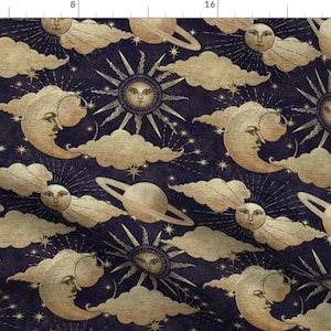 Pode incluir: Um padrão sem costura que apresenta corpos celestes dourados sobre um fundo azul escuro. O padrão inclui luas, sóis, estrelas e nuvens. O design lembra ilustrações vintage.