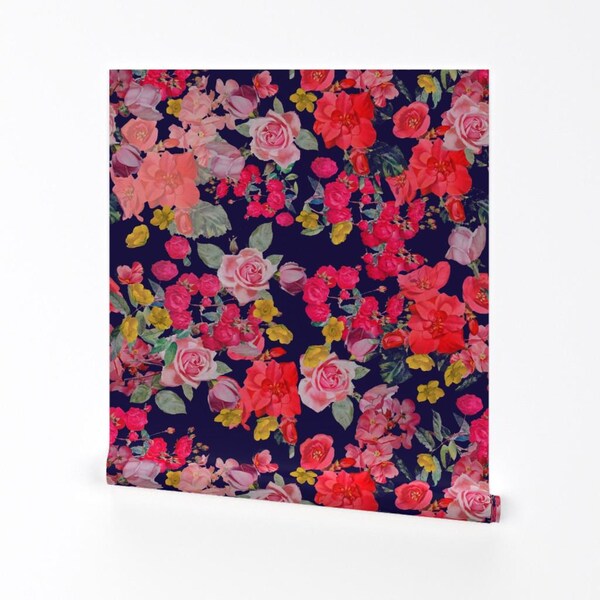 Papel tapiz floral - Antique Floral de Theartwerks - Rollo de papel tapiz autoadhesivo extraíble con impresión personalizada de flores en azul marino de Spoonflower