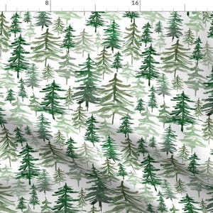 Könnte beinhalten: Ein nahtloses Muster mit weißem Hintergrund und einem sich wiederholenden Design aus grünen Aquarell-Kiefern in verschiedenen Größen.