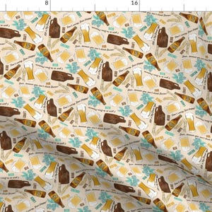 Op de afbeelding: Een beige achtergrond met een herhalend patroon van biergerelateerde illustraties. De illustraties omvatten bierflessen, bierglazen, hop en tarwe. De tekst "Maak je geen zorgen, je bent onder vrienden. Je lokale brouwer." wordt herhaald in het hele patroon.