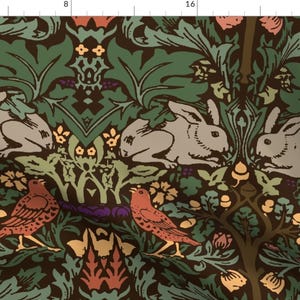 Op de afbeelding: Een herhalend patroon van gestileerde konijnen, vogels en bloemen op een donkerbruine achtergrond. Het ontwerp heeft een herhalend patroon van gestileerde konijnen, vogels en bloemen op een donkerbruine achtergrond. De konijnen zijn wit met grijze accenten, de vogels zijn rood en oranje en de bloemen zijn geel, oranje en groen.