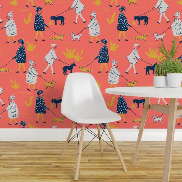 Hunde Tapete - Mit den Hunden gehen Von Charlotte Lorge - Haustiere Coral Navy Individuell bedruckte entfernbare selbstklebende Tapetenrolle von Spoonflower