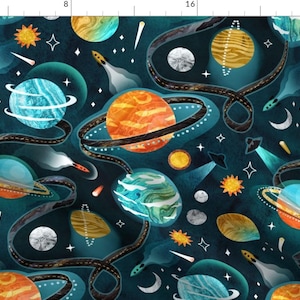 以下が含まれることがあります： 青緑色の背景に、惑星、星、彗星の繰り返しパターンが描かれています。惑星は青、緑、オレンジ、黄色のさまざまな色合いです。彗星は白く、黄色の尾が付いています。星は白と黄色です。