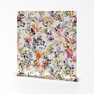 Papier peint floral romantique à l'aquarelle - herbes sauvages par Ninola-Design - papier peint élégant jardin botanique fleurs des prés avec cuillère