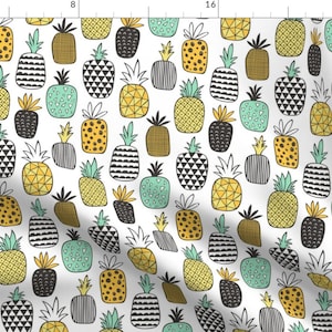 Op de afbeelding: Een witte achtergrond met een herhalend patroon van kleurrijke ananas. De ananas zijn getekend in verschillende stijlen, waaronder geometrisch, gestreept en gestippeld.