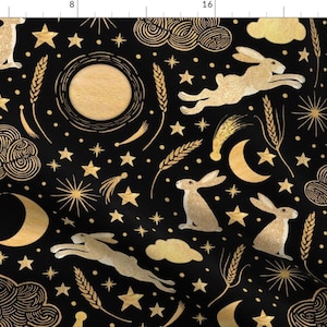Peut inclure: Tissu noir avec un motif céleste doré représentant des lapins, des étoiles, des lunes, des nuages et des épis de blé. Le motif répétitif crée une esthétique fantaisiste et magique, adaptée à divers projets créatifs.