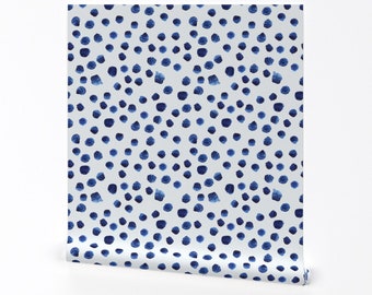 Papier peint aquarelle - pois bleus par Katerinaizotova - rouleau de papier peint auto adhésif amovible imprimé personnalisé indigo par Spoonflower