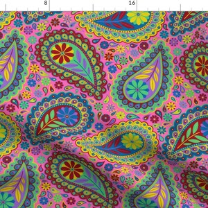 Peut inclure: Un tissu à motif paisley rose avec un motif répétitif de formes paisley colorées et de petites fleurs.