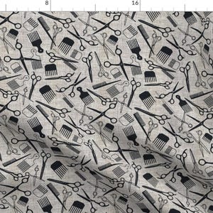 以下が含まれることがあります： 薄い灰色の背景に、黒と白のハサミと櫛のイラストが描かれたシームレスなパターン。生地、壁紙、包装紙に最適です。