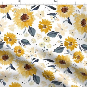 Puede incluir: Un patrón sin costuras con girasoles de acuarela en tonos amarillos y marrones, con acentos florales blancos y azules sobre un fondo blanco.