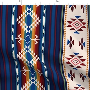 Puede incluir: Una tela colorida con un patrón geométrico en tonos de azul, rojo, naranja, blanco y marrón. El patrón recuerda a los diseños de los nativos americanos.