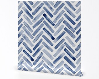 Papier peint à chevrons - chevrons peints en bleu inidgo par Erin Kendal - rouleau de papier peint auto-adhésif amovible bleu blanc à chevrons par Spoonflower