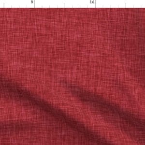 Könnte beinhalten: Nahaufnahme eines roten Stoffes mit strukturiertem, gewebtem Aussehen. Das Material weist eine leicht ungleichmäßige Farbverteilung auf, wobei dunklere und hellere Rottöne für visuelles Interesse sorgen. Die Textur des Stoffes deutet darauf hin, dass es sich um Leinen oder ein ähnliches Material handeln könnte.