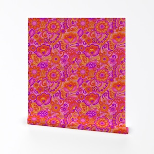 Helle Psychedelische Tapete - Flower Power By Cressida Carr - Pinke Retro 60er Jahre Floral Maximalist Hippie Tapete mit Löffelblume
