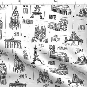 Op de afbeelding: Zwart-witte illustratie van beroemde bezienswaardigheden van over de hele wereld, waaronder de Eiffeltoren, Big Ben, het Sydney Opera House en de Brandenburger Tor. De illustratie wordt herhaald op een witte achtergrond.