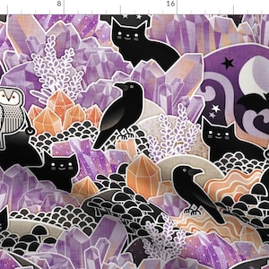 Può includere: Un tessuto con motivo viola e arancione con silhouette nere di gatti, gufi, corvi, pipistrelli e cristalli. Il tessuto ha una texture scintillante.