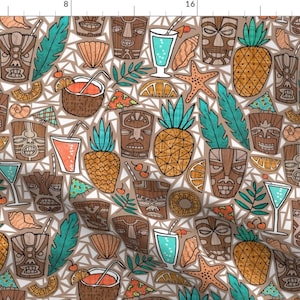 Könnte beinhalten: Ein weißer Hintergrund mit einem sich wiederholenden Muster aus Tiki-Masken, Ananas, tropischen Blättern und Cocktails. Das Muster ist in Braun-, Orange-, Grün- und Blautönen gehalten.