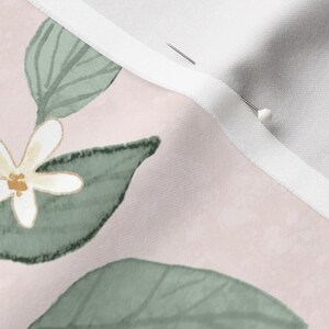 Tela de satén extra ancha estilo chinoiserie, estampado floral vintage rosa, tela botánica de pradera cortada a medida, rosa pálido, Elsie's Garden de danika_herrick imagen 6