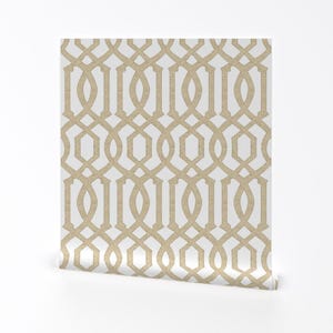 Carta da parati Imperial Trellis - Victoria Trellis White di Willowlanetextiles - Una parte di questo rotolo era Pro e l'altra parte era Roostery.