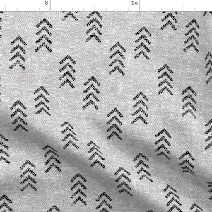 Könnte beinhalten: Ein nahtloses Muster mit schwarzen, stilisierten, pfeilförmigen Bäumen auf hellgrauem Hintergrund. Das Muster erinnert an einen Wald.
