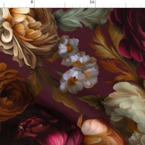 Puede incluir: Un patrón floral con flores grandes y estilizadas en tonos burdeos, blanco y dorado sobre un fondo burdeos oscuro.