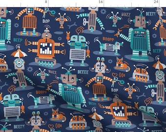 Könnte beinhalten: Ein marineblauer Stoff mit einem sich wiederholenden Muster aus Robotern, Tieren und Text. Die Roboter sind in verschiedenen Farben, darunter Orange, Blau und Grün. Zu den Tieren gehören Katzen und Hunde. Der Text enthält die Wörter "BEEP", "BOOP", "BUZZ" und "BEEFE".