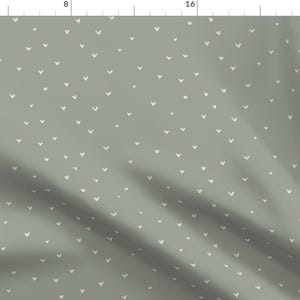 Salbeigrüner Stoff mit weißen Herzen – Freihandherzen || Knochen auf Salbeigrün von Erin Kendal – Salbeigrüner Baumwollstoff in Massenware bei Spoonflower