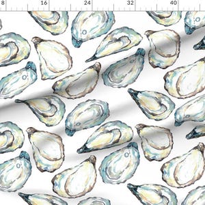 Pode incluir: Tecido branco com um padrão repetido de conchas de ostras em aquarela. As conchas são em tons de azul, bege e castanho, com uma aparência detalhada e realista. Adequado para projetos com tema costeiro ou náutico.