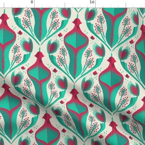Peut inclure: Un motif sans couture représentant un motif répété de plantes-pitcheurs stylisées dans des tons de turquoise et de rose sur un fond crème.