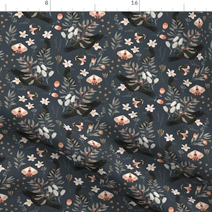 Può includere: Un tessuto blu scuro con un motivo ripetitivo di uccelli neri, falene rosa e fiori bianchi. Il motivo è un design fantasioso e delicato.