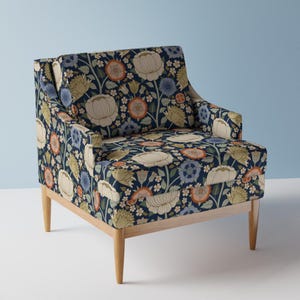 Kunsthandwerks-Polsterstoff - Victorian Floral von portiamonberg - Antike grafische handgezeichnete blaue Stoffschütte mit Löffelblume