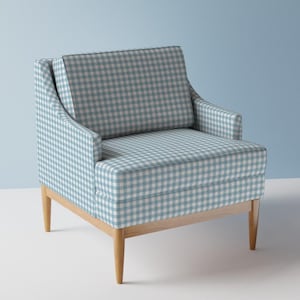 Può includere: Una poltrona blu chiaro con motivo a quadri e gambe in legno. La poltrona ha uno schienale alto e una seduta ampia.