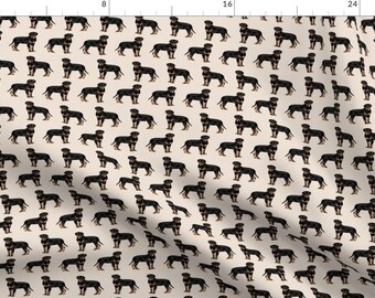 Könnte beinhalten: Ein nahtloses Muster mit schwarzen und braunen Hunden auf beigefarbenem Hintergrund. Die Hunde sind alle nach vorne gerichtet und haben ihre Schwänze eingerollt. Das Muster wiederholt sich über den gesamten Stoff.
