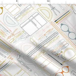 Könnte beinhalten: Ein weißer Hintergrund mit einem sich wiederholenden Muster aus verschiedenen Schreibwaren, darunter Lineale, Winkelmesser, Zirkel, Bleistifte, Stifte, Marker, Radiergummis, Brillen und ein Notizbuch mit dem Text "FIELD NOTES".