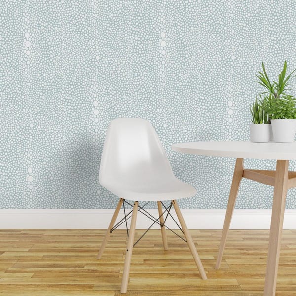 Shagreen-Tapete – Großformatige, aquamarinfarbene Shagreen-Tapete von Danika Herrick – Blau-weiße, selbstklebende Tapetenrolle mit Tiermuster von Spoonflower