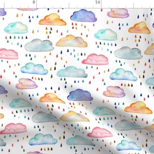 Peut inclure: Un motif sans couture représentant des nuages aquarelle dans différentes nuances de bleu, rose, jaune et violet. Les nuages sont dispersés sur un fond blanc avec des gouttes de pluie colorées tombant de chaque nuage.