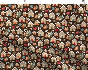 Peut inclure: Un tissu brun avec un motif répété de maisons en pain d'épices, de sapins de Noël et de cœurs. Les maisons sont décorées de glaçage blanc et de bonbons colorés. Les arbres sont verts avec des flocons de neige blancs. Les cœurs sont rouges et blancs.
